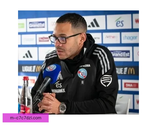 罗塞尼尔采访帕尔默插兜旁笑看 罗塞尼尔采访帕尔默插兜旁笑看